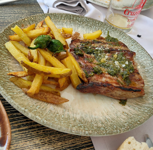 Filete con patatas y pimientos 